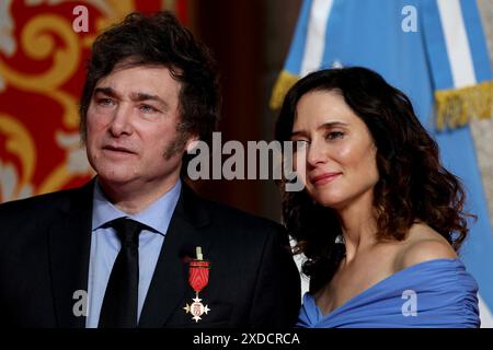 Madrid, Regno di Spagna; 06.21.2024.- Javier Milei, presidente dell'Argentina, riceve la Medaglia Internazionale di Madrid da Isabel Díaz Ayuso, presidente della Comunità di Madrid. Il presidente argentino, trattenuto nel suo discorso, fa riferimento a Pedro Sánchez, presidente spagnolo, dopo la crisi diplomatica scoppiata circa due mesi fa. Milei ha parlato di giustizia sociale, che ha descritto come "molto ingiusto”, e ha sottolineato che i socialisti "di solito sollevano questioni nobili, ma la discrezione gioca sempre scherzi”. Ha poi accennato alle "mani porose dei politici", ai suoi fratelli o ai suoi partner, in una r Foto Stock