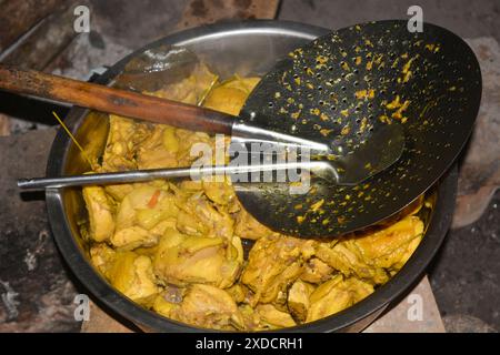 Foto ravvicinata del processo di cottura del pollo nella cucina tradizionale indonesiana Foto Stock