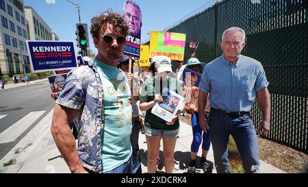 21 giugno 2024, Los Angeles, California. Protesta pacifica su Robert Kennedy Jr, esclusione dal dibattito presidenziale della CNN al quartier generale della CNN, Bobby Kennedy III, presente alla protesta. Laura Jones CA Digital/Field Coordinator + OC Volunteer Co-Coordinator tiene una petizione con 210.000 210.000 firme, affermando che Kennedy dovrebbe essere autorizzato a discutere in modo che gli elettori americani possano ascoltare tutte le loro opzioni a novembre. Foto Stock