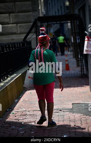 Boston, ma, Stati Uniti. 20 giugno 2024. I Boston Celtics hanno vinto il loro 18° titolo NBA e stanno festeggiando con una sfilata di galleggianti per la strada di Boston con migliaia di fan presenti. (Immagine di credito: © Kenneth Martin/ZUMA Press Wire) SOLO PER USO EDITORIALE! Non per USO commerciale! Foto Stock