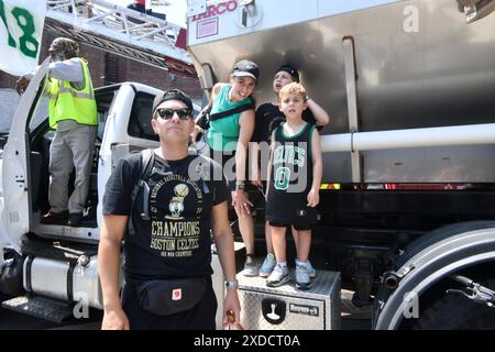 Boston, ma, Stati Uniti. 20 giugno 2024. I Boston Celtics hanno vinto il loro 18° titolo NBA e stanno festeggiando con una sfilata di galleggianti per la strada di Boston con migliaia di fan presenti. (Immagine di credito: © Kenneth Martin/ZUMA Press Wire) SOLO PER USO EDITORIALE! Non per USO commerciale! Foto Stock