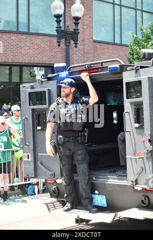 Boston, ma, Stati Uniti. 20 giugno 2024. I Boston Celtics hanno vinto il loro 18° titolo NBA e stanno festeggiando con una sfilata di galleggianti per la strada di Boston con migliaia di fan presenti. (Immagine di credito: © Kenneth Martin/ZUMA Press Wire) SOLO PER USO EDITORIALE! Non per USO commerciale! Foto Stock