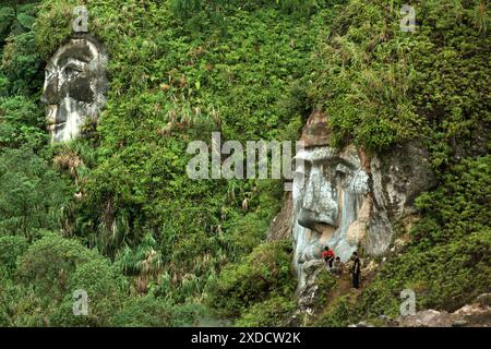 Volti giganti che illustrano i personaggi di Toar e Lumimuut, antenati del popolo Minahasan secondo la mitologia locale. Sulawesi settentrionale, Indonesia. Foto Stock