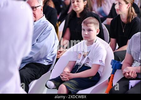 LEOPOLI, UCRAINA - 20 GIUGNO 2024 - Un ragazzo partecipa alla cerimonia ufficiale di apertura del centro di protesi e riabilitazione dei superumani, Leopoli, Ucraina occidentale Foto Stock
