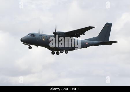 197(64-HE), una CASA CN-235 gestita dalla French Air and Space Force, arrivando alla RAF Fairford nel Gloucestershire, Inghilterra per partecipare al Royal International Air Tattoo 2023 (RIAT23). Foto Stock