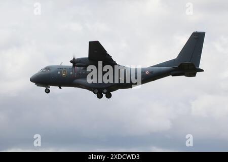 197(64-HE), una CASA CN-235 gestita dalla French Air and Space Force, arrivando alla RAF Fairford nel Gloucestershire, Inghilterra per partecipare al Royal International Air Tattoo 2023 (RIAT23). Foto Stock