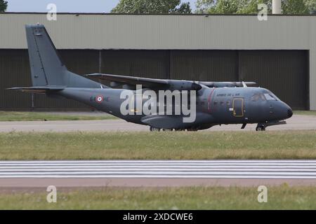 197(64-HE), una CASA CN-235 gestita dalla French Air and Space Force, arrivando alla RAF Fairford nel Gloucestershire, Inghilterra per partecipare al Royal International Air Tattoo 2023 (RIAT23). Foto Stock