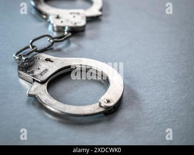 Un paio di manette contenevano un sospetto. Foto Stock