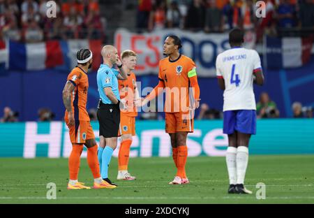 Lipsia. 21 giugno 2024. Virgil van Dijk (2° R) dei Paesi Bassi parla con l'arbitro Anthony Taylor durante la partita UEFA Euro 2024 del gruppo D tra Francia e Paesi Bassi a Lipsia, in Germania, il 21 giugno 2024. Crediti: Bai Xuefei/Xinhua/Alamy Live News Foto Stock