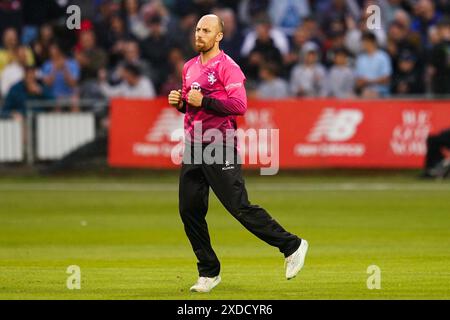 Bristol, Regno Unito, 21 giugno 2024. Jack Leach di Somerset celebra il wicket di James Bracey del Gloucestershire durante il Vitality Blast match T20 tra Gloucestershire e Somerset. Crediti: Robbie Stephenson/Gloucestershire Cricket/Alamy Live News Foto Stock