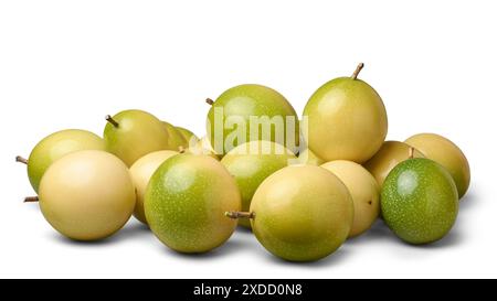 mucchio di frutti della passione gialli maturi sfondo bianco isolato, frutti tropicali ovali rotondi deliziosi e nutrienti, vista laterale con ombre Foto Stock