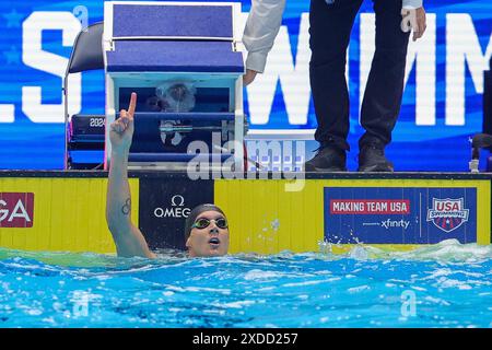 Indianapolis, Indiana, Stati Uniti. 21 giugno 2024. CAELEB DRESSEL (Gator Swim Club) reagisce alla sua vittoria nella finale dei 50 metri stile libero maschile durante i test a squadre olimpiche di nuoto degli Stati Uniti al Lucas Oil Stadium. (Credit Image: © Scott Rausenberger/ZUMA Press Wire) SOLO PER USO EDITORIALE! Non per USO commerciale! Foto Stock