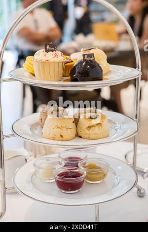 Bangkok, Thailandia 4 marzo 2018: Tè pomeridiano presso la sala da tè Harrods. Harrods è un grande magazzino di lusso situato a Londra, Regno Unito Foto Stock