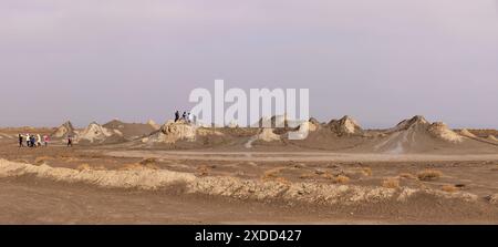 Un gruppo di turisti su vulcani di fango. Alyat. Azerbaigian. Foto Stock