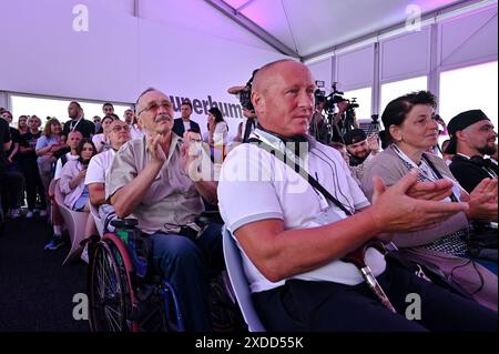 Non esclusivo: LEOPOLI, UCRAINA - 20 GIUGNO 2024 - partecipanti all'apertura ufficiale del centro di protesi e riabilitazione superumani, Leopoli, WE Foto Stock