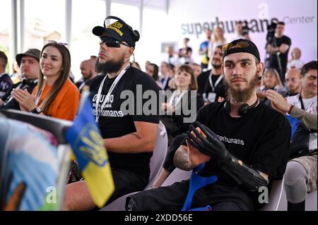 Non esclusivo: LEOPOLI, UCRAINA - 20 GIUGNO 2024 - partecipanti all'apertura ufficiale del centro di protesi e riabilitazione superumani, Leopoli, WE Foto Stock