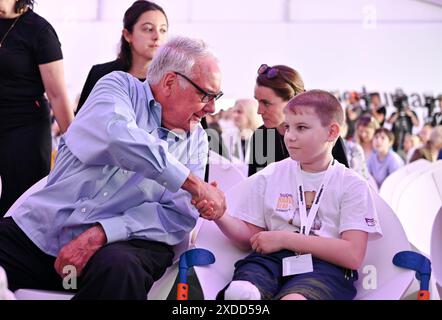 Non esclusiva: LEOPOLI, UCRAINA - 20 GIUGNO 2024 - il filantropo Howard Buffett stringe la mano a un ragazzo durante la cerimonia ufficiale di apertura del Super Foto Stock