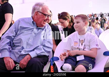 Non esclusivo: LEOPOLI, UCRAINA - 20 GIUGNO 2024 - il filantropo Howard Buffett parla con un ragazzo durante la cerimonia ufficiale di apertura dei superumani Foto Stock