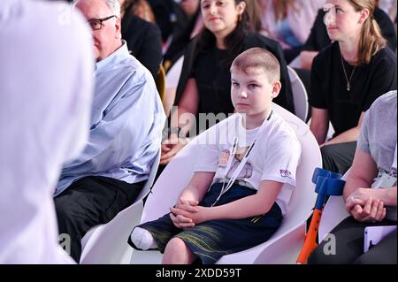 Non esclusivo: LEOPOLI, UCRAINA - 20 GIUGNO 2024 - Un ragazzo partecipa alla cerimonia ufficiale di apertura del centro di protesi e riabilitazione dei superumani Foto Stock