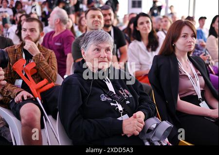 Non esclusivo: LEOPOLI, UCRAINA - 20 GIUGNO 2024 - partecipanti all'apertura ufficiale del centro di protesi e riabilitazione superumani, Leopoli, WE Foto Stock