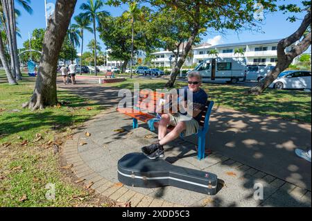 Sorridente anziano che suona la chitarra a Strand Park, Townsville, far North Queensland, FNQ, QLD, Australia Foto Stock