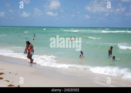 Miami, Stati Uniti. 18 giugno 2024. La gente nuota a Miami Beach. (Foto di Michael ho Wai Lee/SOPA Images/Sipa USA) credito: SIPA USA/Alamy Live News Foto Stock