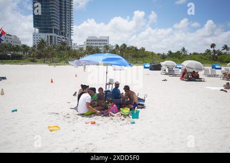 Miami, Stati Uniti. 18 giugno 2024. La gente si riunisce a Miami Beach. (Foto di Michael ho Wai Lee/SOPA Images/Sipa USA) credito: SIPA USA/Alamy Live News Foto Stock