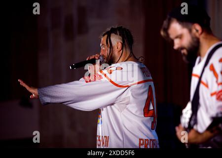 Non esclusivo: KIEV, UCRAINA - 21 GIUGNO 2024 - Un cantante si esibisce durante la cerimonia di laurea dei luogotenenti presso l'Istituto militare del Taras Foto Stock