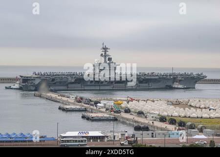 Seoul, COREA DEL SUD. 22 giugno 2024. 22 giugno 2024 - Seoul, Corea del Sud - la portaerei nucleare USS Theodore Roosevelt arriva in una base navale nella città portuale sud-orientale di Busan il 22 giugno 2024, in questa foto fornita dalla Marina. La USS Theodore Roosevelt (CVN-71) arrivò in un porto navale nella città sud-orientale di Busan sabato, la Marina disse, in una dimostrazione di forza contro le minacce in evoluzione della Corea del Nord incoraggiate dall'approfondimento della cooperazione militare del Nord con la Russia. (Credit Image: © Ministero della difesa tramite ZUMA Press Wire) SOLO USO EDITORIALE! Non per USO commerciale! C Foto Stock