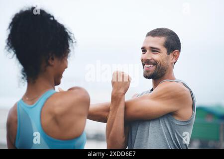 Coppia, braccia all'aperto e stretching per allenarsi, runner e allenarsi sulla passeggiata per il fitness. Persone, supporto e flessibilità per muscoli o atleti Foto Stock