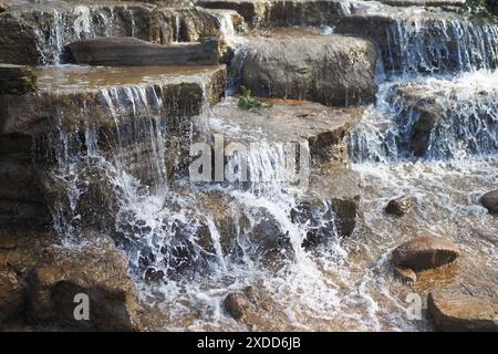 piccola cascata nel parco pubblico di istanbul Foto Stock