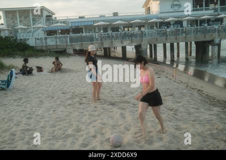 Palm Beach, Stati Uniti. 17 giugno 2024. La gente cammina sulla Palm Beach. Credito: SOPA Images Limited/Alamy Live News Foto Stock