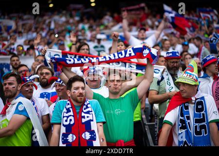 Fans von Slowenien, GER, Slovenia (SVN) vs Danimarca (DEN), Fussball Europameisterschaft, UEFA EURO 2024, gruppo C, 1. Spieltag, 16.06.2024 foto: Eibner-Pressefoto/Michael Memmler Foto Stock