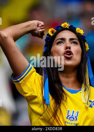 DUSSELDORF, GERMANIA 21 GIUGNO Una tifosa dell'Ucraina controlla il