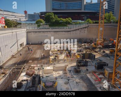 Vienna, Austria - 27 luglio 2023: Cantiere con costruttori in una delle aree vicine all'Austria Center e all'edificio delle Nazioni Unite Foto Stock