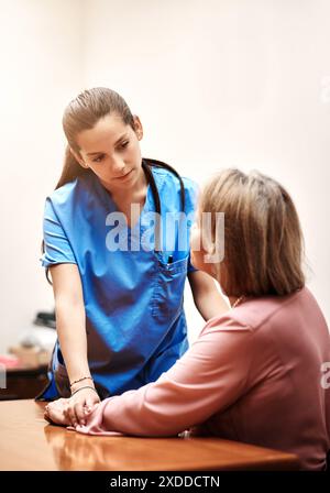 Donna anziana, infermiera e supporto con aiuto a casa di cura per la medicina, l'assistenza sanitaria e l'amore. Persona anziana, operatore sanitario e consulenza al momento del pensionamento Foto Stock