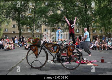 Ostrava, Repubblica Ceca. 21 giugno 2024. Lo spettacolo di clown di strada Papito dall'Argentina è visto durante l'Art & Life - Festival in the Streets, festival internazionale multigenere, a Ostrava, Repubblica Ceca, il 21 giugno, 2024. crediti: Jaroslav Ozana/CTK Photo/Alamy Live News Foto Stock