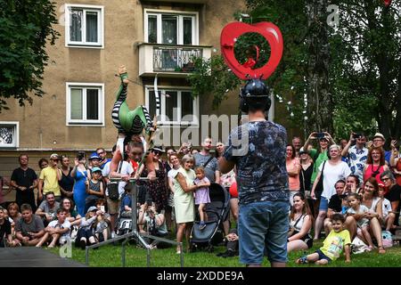 Ostrava, Repubblica Ceca. 21 giugno 2024. Sara Twister, un arciere acrobatico tedesco, si esibisce durante l'Art & Life - Festival in the Streets, festival internazionale multigenere, a Ostrava, Repubblica Ceca, il 21 giugno, 2024. crediti: Jaroslav Ozana/CTK Photo/Alamy Live News Foto Stock