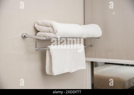 Collezione di asciugamani dell'hotel, il bagno era pulito e nuovo. Foto Stock