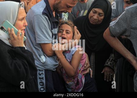 Pechino, Cina. 21 giugno 2024. Una ragazza piange per le vittime uccise negli attacchi israeliani al Nasser Medical Hospital nella città meridionale della Striscia di Gaza di Khan Younis, il 21 giugno 2024. Crediti: Rizek Abdeljawad/Xinhua/Alamy Live News Foto Stock
