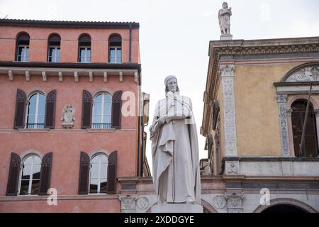 Statua di Dante (Statua di Dante Alighieri) in Piazza dei signori nel centro storico di Verona, provincia di Verona, Veneto, Italia © Wojciech Strozyk / Foto Stock