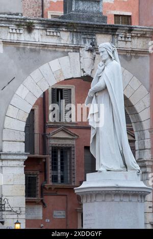 Statua di Dante (Statua di Dante Alighieri) in Piazza dei signori nel centro storico di Verona, provincia di Verona, Veneto, Italia © Wojciech Strozyk / Foto Stock