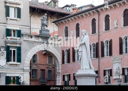 Palazzo Domus Nova, Casa della Pietà e Statua di Dante (Statua di Dante Alighieri) in Piazza dei signori nel centro storico di Verona, provincia di V Foto Stock