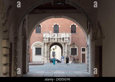 Cortile del Tribunale di Palazzo del Capitanio in Piazza dei signori nel centro storico di Verona, provincia di Verona, Veneto, Italia © Wojciech Strozyk Foto Stock