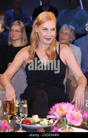 Ute Lemper bei der Aufzeichnung der NDR Talk Show im NDR Fernsehstudio Lokstedt. Amburgo, 21.06.2024 *** Ute Lemper alla registrazione del talk show NDR nello studio televisivo NDR Lokstedt Hamburg, 21 06 2024 foto:xgbrcix/xFuturexImagex ndr talk2106 4606 Foto Stock