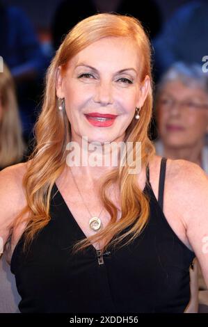 Ute Lemper bei der Aufzeichnung der NDR Talk Show im NDR Fernsehstudio Lokstedt. Amburgo, 21.06.2024 *** Ute Lemper alla registrazione del talk show NDR nello studio televisivo NDR Lokstedt Hamburg, 21 06 2024 foto:xgbrcix/xFuturexImagex ndr talk2106 4607 Foto Stock