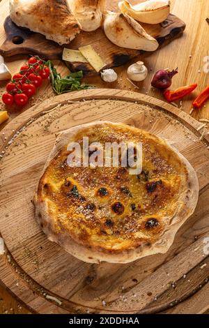 Deliziosa focaccia con parmigiano servita su tagliere di legno Foto Stock