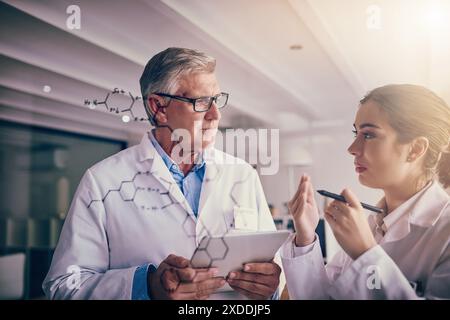 Scienziati, discussione e ricerca con pianificazione, scrittura e innovazione per esperimenti o appunti in laboratorio. Uomo, donna e parete di vetro con idee Foto Stock