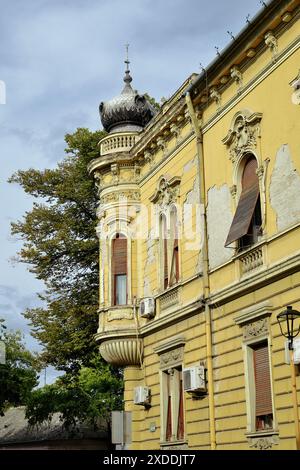 Torretta d'angolo del Palazzo Kronic a Sombor, Vojvodina, Serbia Foto Stock