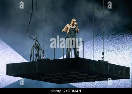 Napoli, Salerno, Italia. 21 giugno 2024. Il rapper italiano Geolier alias Emanuele Palumbo si esibisce dal vivo allo Stadio Diego Armando Maradona il 21 giugno 2024 a Napoli (Credit Image: © Francesco Luciano/ZUMA Press Wire) SOLO PER USO EDITORIALE! Non per USO commerciale! Foto Stock